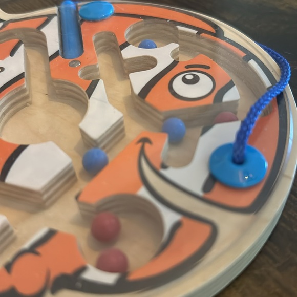 Hape magnetic ball maze fish shape - Picture 2 of 4